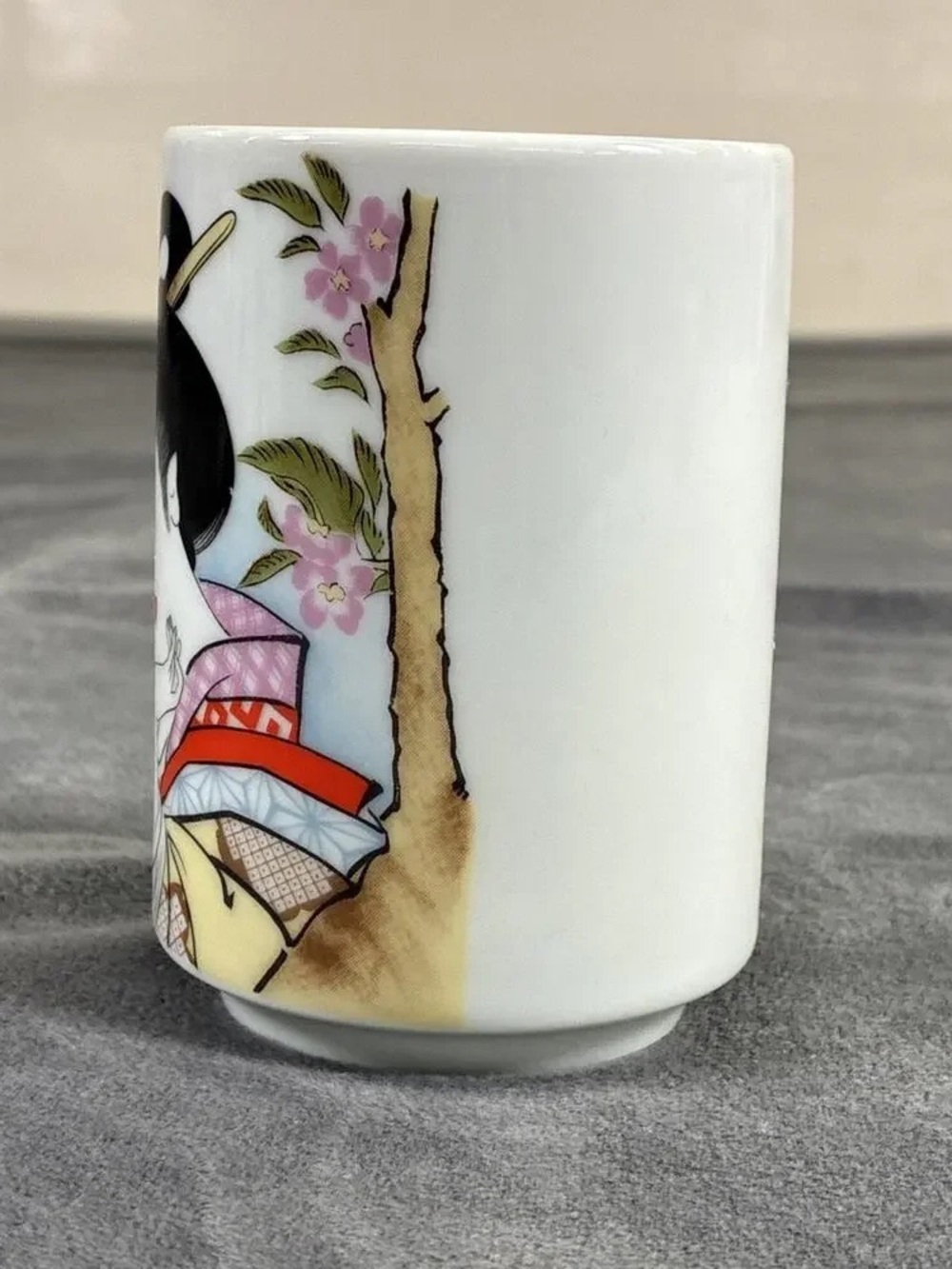 Decorative Porcelain Cup with Floral Geisha Design - White